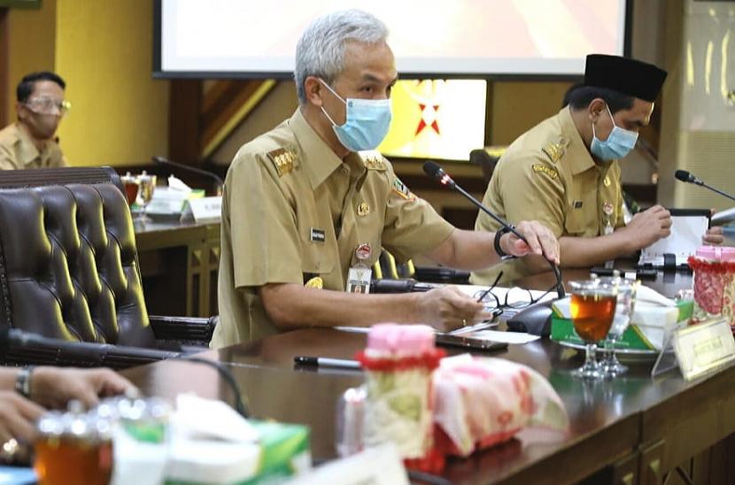 Gubernur Jawa Tengah, Ganjar Pranowo saat memaparkan penanganan pandemic Covid-19, di hadapan rombongan Komisi VIII DPR RI, di ruang rapat Gubernur Jawa Tengah, Senin (20/7).