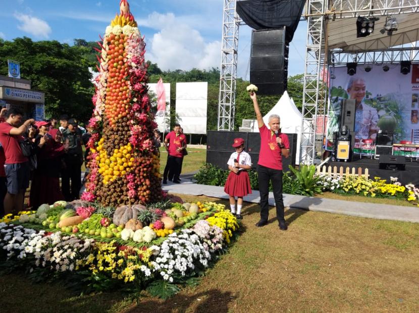 Gubernur Jawa Tengah Ganjar Pranowo, saat membuka Festival Buah Jawa Tengah di Alun-Alun Bung Karno Ungaran Kabupaten Semarang (7/2), menyebut saat ini sebagai momentum kebangkitan buah-buahan nasional. 