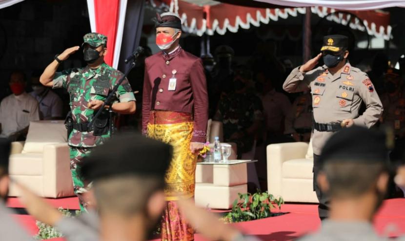Gubernur Jawa Tengah, Ganjar Pranowo saat memimpin Apel Gelar Pasukan Operasi Lilin Candi 2021, di depan kantor Gubrnur Jawa Tengah, Kamis (23/12). Gubernur Mengingatkan agar jajaran yang terlibat dalam pengamanan Nataru kali ini mewaspadai penyebaran varian baru Omicron.