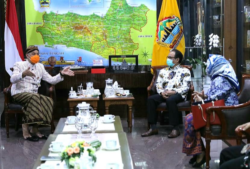 Gubernur Jawa Tengah, Ganjar Pranowo saat menerima audiensi perwakilan pengusaha briket arang tempurung kelapa dari berbagai daerah di Jawa Tengah, di ruang kerjanya, Kamis (12/11).