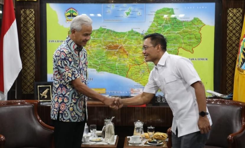 Gubernur Jawa Tengah, Ganjar Pranowo saat menerima Direktur Indentifikasi dan Sosialisasi Densus 88 Antiteror Polri, Brigjen Pol Arif Makhfudiharto, di kantor gubernuran Jawa Tengah, Kamis (22/9).