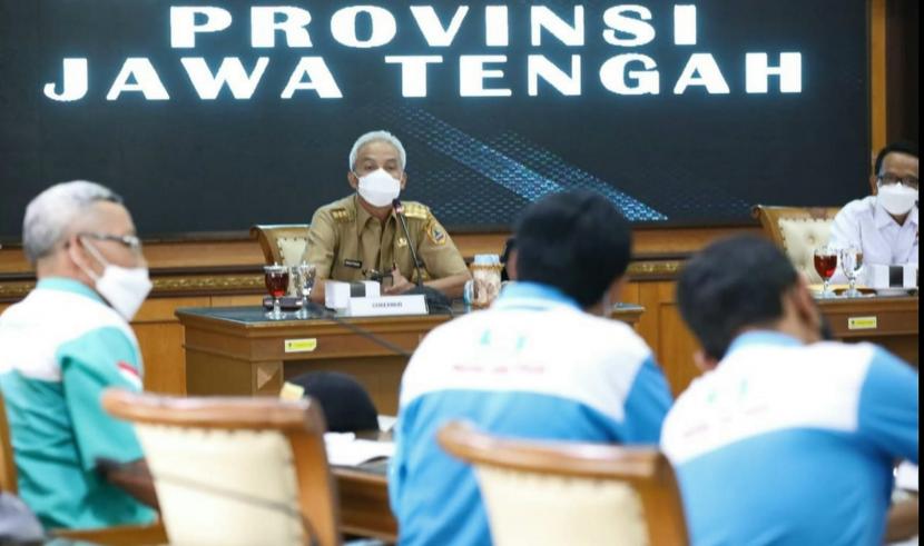 Gubernur Jawa Tengah, Ganjar Pranowo saat menerima perwakilan organisasi buruh Jawa Tengah, guna membahas kebijakan upah tahun 2022, di kantor gubernuran, Semarang, Senin (15/11). Dalam forum ini terungkap buruh Jawa tengah mendesak kenaikan upahtahun 2022 minimal 10 persen.