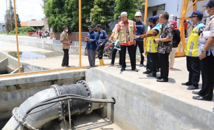 Gubernur Jawa Tengah, Ganjar Pranowo, saat mengecek kesiapan sejumlah rumah pompa dan fasilitas pengendali banjir di kawasan langganan genangan di Kota Semarang, jumat (14/10).