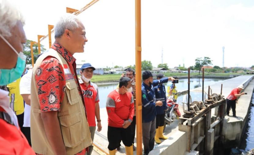 Gubernur Jawa Tengah, Ganjar Pranowo saat mengecek kesiapan sejumlah rumah pompa dan fasilitas pengendali banjir di kawasan langganan genangan di Kota Semarang, jumat (14/10).