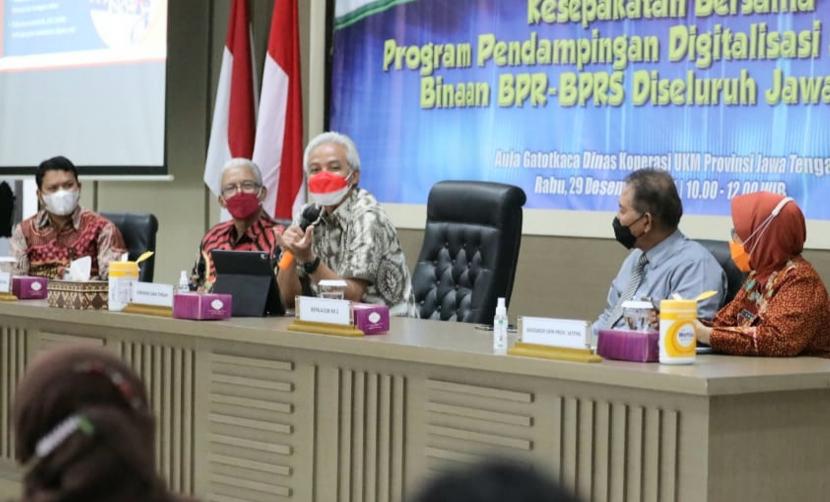   Gubernur Jawa Tengah, Ganjar Pranowo, saat menghadiri acara penandatanganan nota Kesepakatan Bersama Program Pendampingan Digitalisasi 5.000 UMKM binaan BPR-BPRS di Jateng, yang dilaksanakan di Kantor Dinas Koperasi dan UMKM Provinsi Jateng, di Semarang, Rabu (29/12).