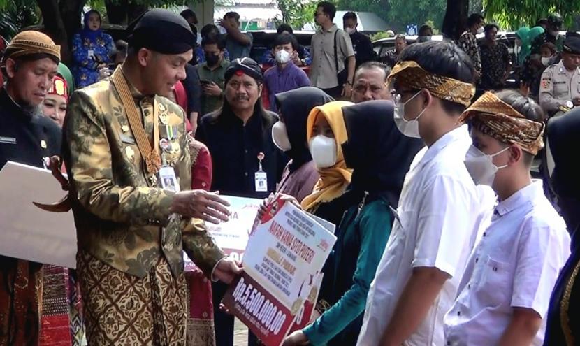   Gubernur Jawa Tengah, Ganjar Pranowo, saat menghadiri upacara peringatan Upacara Peringatan Hari Pendidikan Nasional (Hardiknas) 2023 yang dilaksanakan di halaman Kantor Gubernur Jateng, di Kota Semarang, Selasa (2/5).