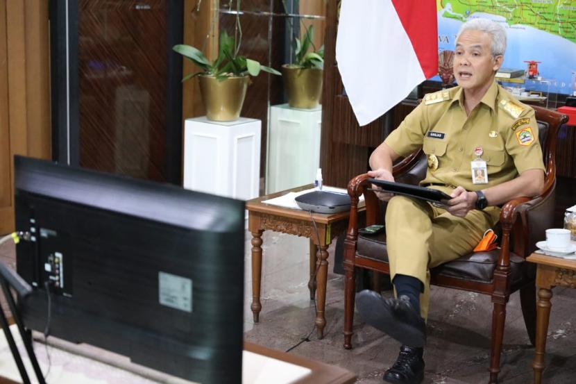Gubernur Jawa Tengah, Ganjar Pranowo saat mengikuti rapat terbatas bersama Presiden RI, menteri dan para gubernur, yang dilaksanakan secara virtual, di ruang kerjanya, Rabu (6/1).