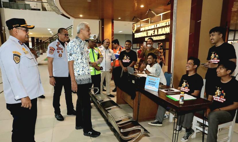  Gubernur Jawa Tengah, Ganjar Pranowo, saat mengunjungi dan memantau arus balik Lebaran 1444 Hijriyah di Terminal Bus Antar Kota Antar Provinsi (AKAP) Mangkang, Kota Semarang, Kamis (27/4).