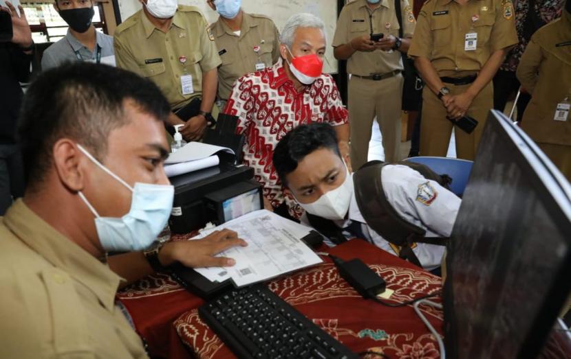 Gubernur Jawa Tengah, Ganjar Pranowo saat meninjau pelaksanaan PPDB di SMAN 5 Semarang, Senin (20/6). Gubernur mengklaim pelaksanaan PPDB di Jawa Tengah berjalan dengan lancar.