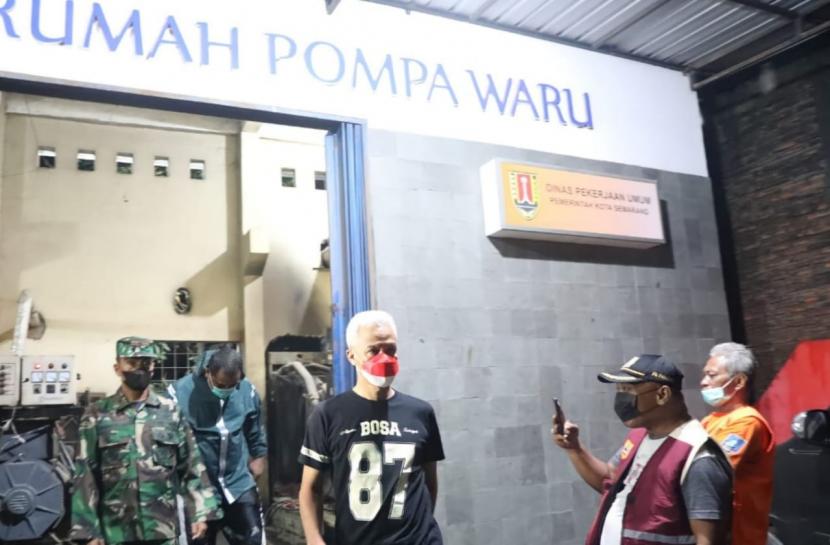 Gubernur Jawa Tengah, Ganjar Pranowo saat meninjau rumah pompa Waru, Kecamatan Gayamsari, Kimat (31/12) malam