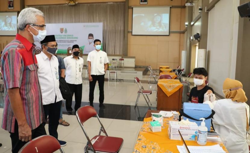 Gubernur Jawa Tengah, Ganjar Pranowo saat meninjau Sentra vaksinasi Covid-19 di kampus UIN Walisongo, Semarang, Selasa (6/7).