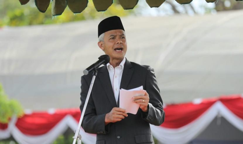 Gubernur Jawa Tengah, Ganjar Pranowo saat menjadi pemimpin upacara pada puncak peringatan Hari Santri tahun 2022.