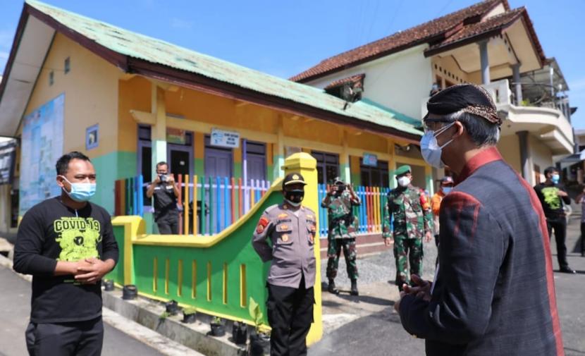 Gubernur Jawa Tengah, ganjar Pranowo saat menunjungi Desa Desa Kecis, Kecamatan Selomerto, Kabupaten Wonosobo, Kamis (8/7). Sebelumnya 88 warga desa ini terpapar Covid-19 dari klaster hajatan.