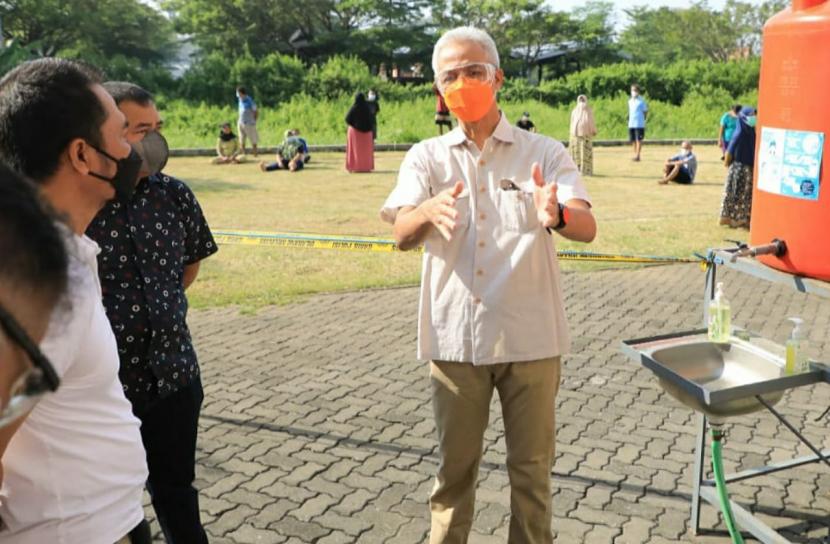 Gubernur Jawa Tengah, Ganjar Pranowo saat menunjungi tempat isolasi terpusat para penyintas Covid-19, di Rusunawa Bakalan Krapyak, Kecamatan Kaliwungu, Kabupaten Kudus, Ahad (13/6). 