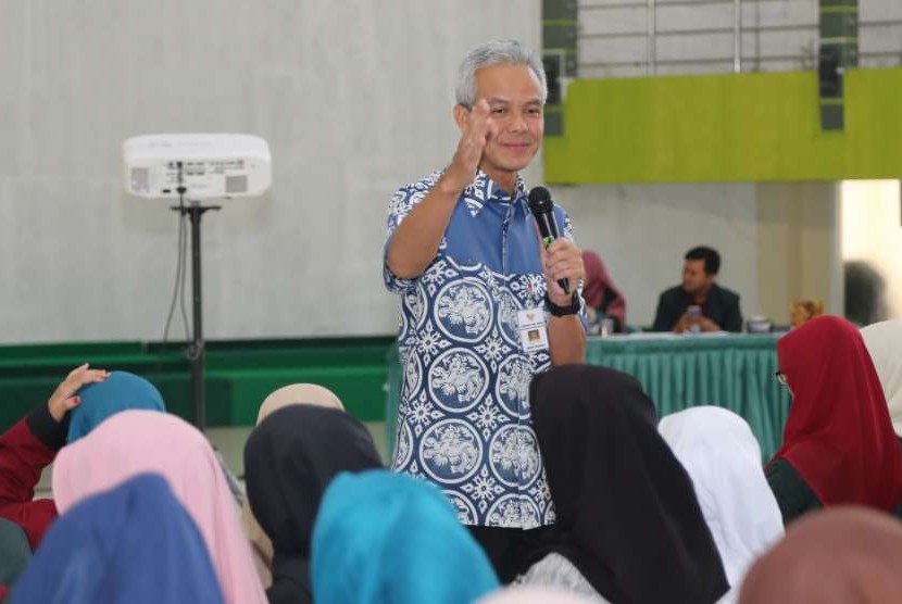 Gubernur Jawa Tengah, Ganjar Pranowo saat menyampaikan materi pada Seminar Nasional 'Inovasi Generasi Milenial dengan Karya Nyata Menuju Indonesia Emas 2045' di kampus Unissula, Semarang.