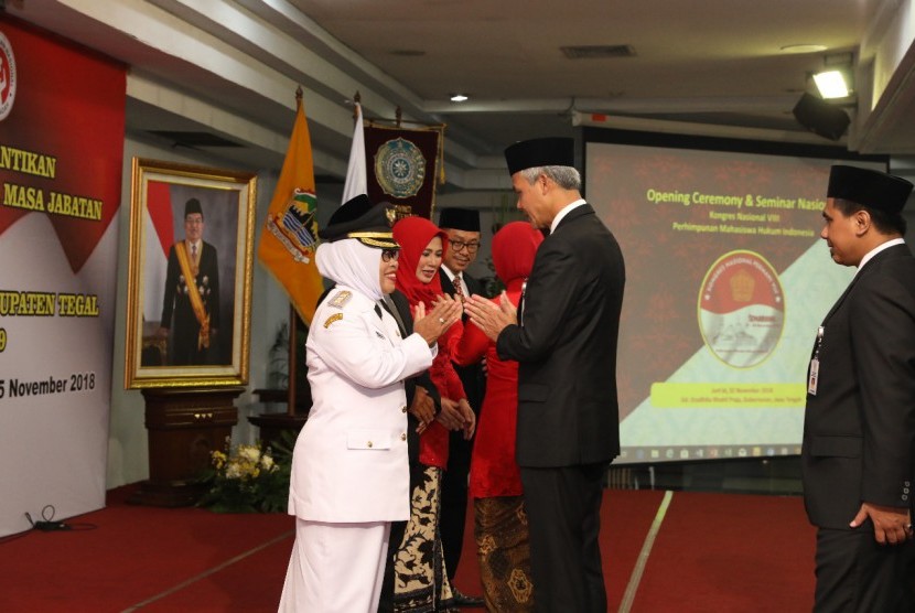  Gubernur Jawa Tengah, Ganjar Pranowo, saat prosesi pelantikan Wakil Bupati Tegal, Umi Azizah, menjadi bupati Tegal guna meneruskan sisa periode kepemimpinan almarhum Ki Enthus Susmono yang telah berhalangan tetap.