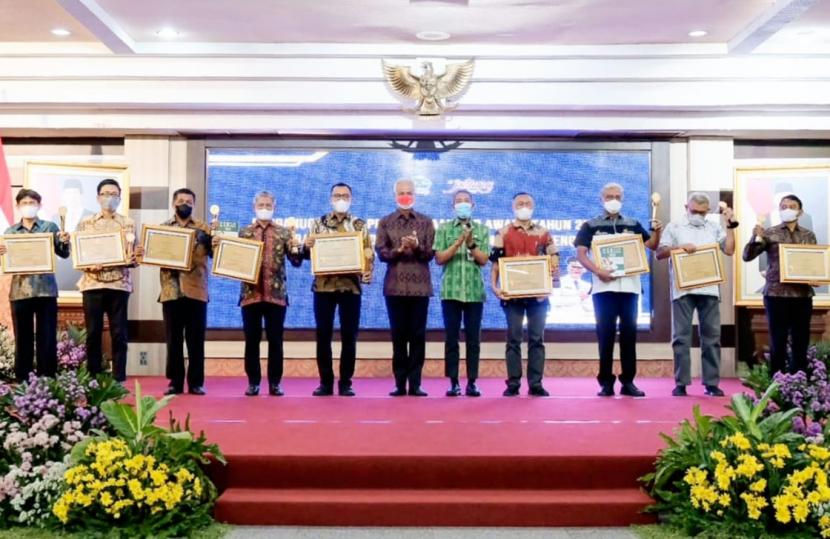Gubernur Jawa Tengah, Ganjar Pranowo (tengah) dalam acara Penganugerahan CSR Award Tahun 2022, yang dilaksanakan di gedung Gradhika Bakti Praja, kompleks Kantor Gubernuran, Kota Semarang, Selasa (13/12).