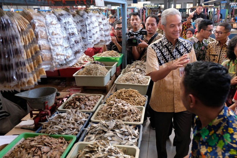 Gubernur Jawa Tengah Ganjar Pranowo (tengah) menyapa pedagang saat sidak harga dan ketersediaan Sembako jelang Lebaran di pasar Rejowinangun Kota Magelang, Jawa Tengah Kamis (23/5/2019).