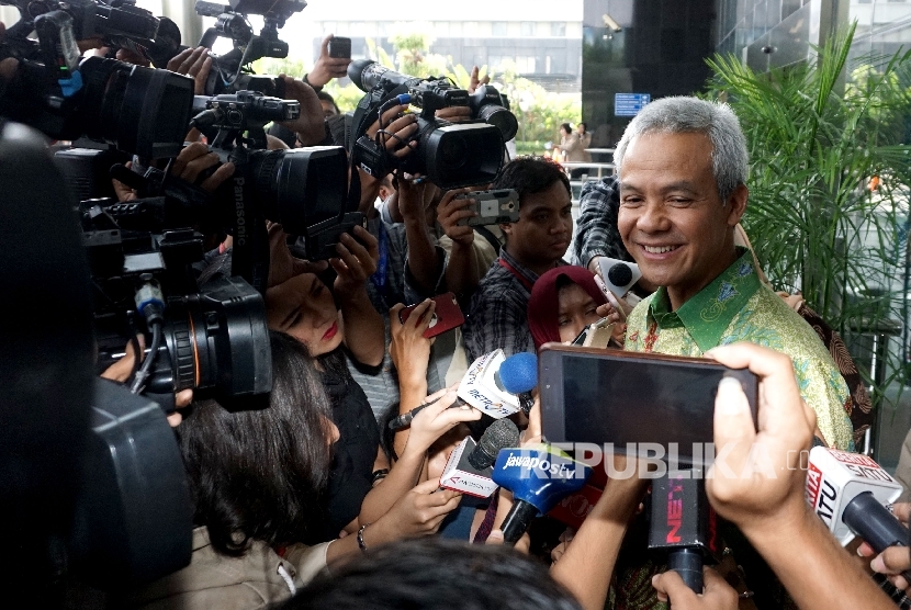  Gubernur Jawa Tengah Ganjar Pranowo usai menjalani pemeriksaan di Gedung KPK, Jakarta, Selasa (4/7). 