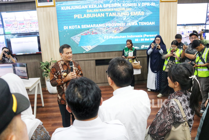 Gubernur Jawa Tengah (Jateng) Ahmad Luthfi dan Wakil Ketua Komisi V DPR RI, Syaiful Huda, meninjau proyek revitalisasi Pelabuhan Tanjung Emas Semarang, Jumat (23/5/2025). 