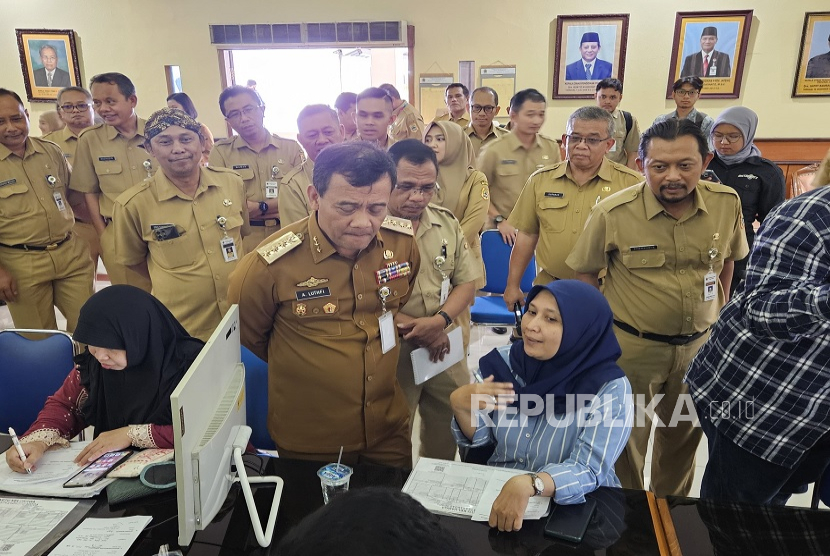 Gubernur Jawa Tengah (Jateng) Ahmad Luthfi meninjau Posko SPMB di Kantor Dinas Pendidikan dan Kebudayaan (Disdikbud) Jateng di Kota Semarang, Senin (2/6/2025).