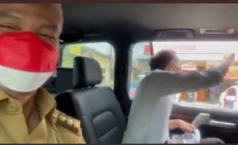 Gubernur Jawa Tengah (Jateng) Ganjar Pranowo membagikan video di dalam mobil bersama Presiden Joko Widodo (Jokowi) yang melemparkan kaus ke warga.