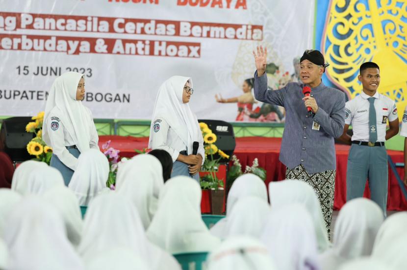 Gubernur Jawa Tengah (Jateng) Ganjar Pranowo membuat terobosan sekolah virtual bagi siswa kategori miskin dan difabel. Program ini memungkinkan kegiatan belajar mengajar (KBM) dilakukan secara daring.