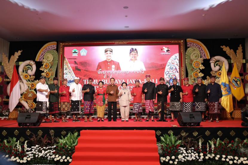 Gubernur Jawa Tengah (Jateng) Ganjar Pranowo meneken kerja sama bidang kebudayaan dengan Gubernur Bali I Wayan Koster dalam acara bertajuk ‘Temu Budaya Jawa-Bali Untuk Indonesia Raya’ di Hotel Prime Plaza, Denpasar, Bali. 