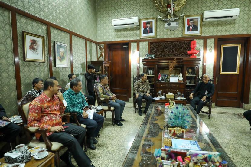 Gubernur Jawa Tengah (Jateng) Ganjar Pranowo menerima kunjungan jajaran Lembaga Kebijakan Pengadaan Barang/Jasa Pemerintah (LKPP) RI di Puri Gedeh, Kota Semarang, Jateng. 