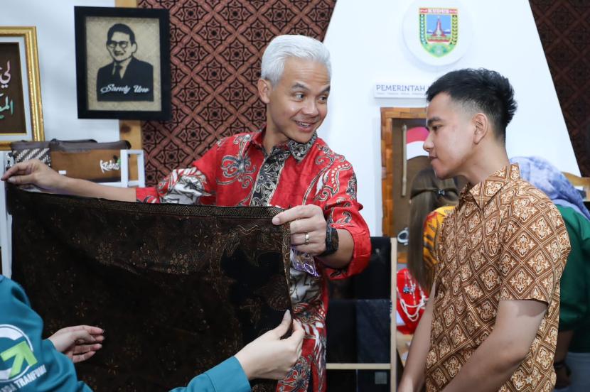Gubernur Jawa Tengah (Jateng) Ganjar Pranowo menghadiri acara puncak Hari UMKM Nasional Tahun 2023 di Pamedan Mangkunegaran, Kota Solo, Jateng.