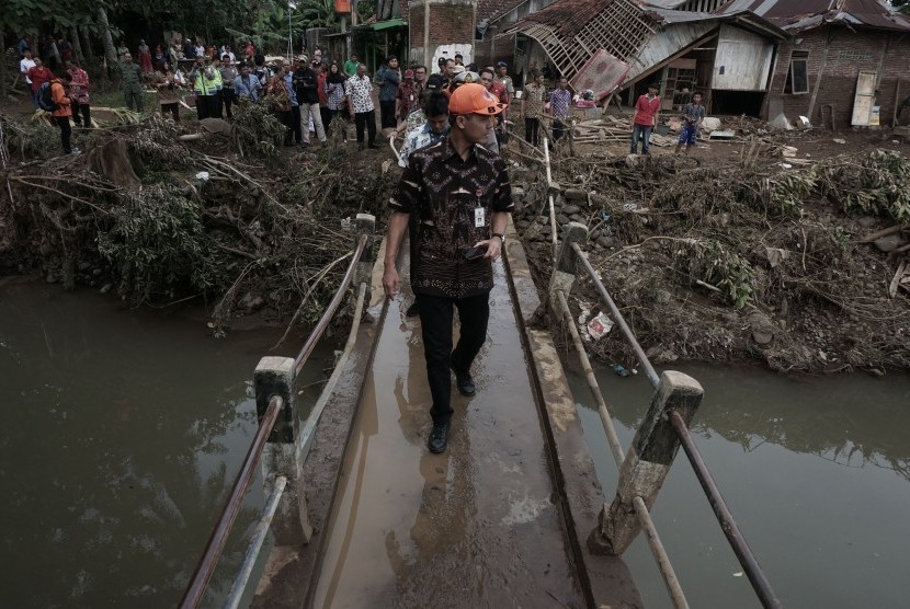 Gubernur Jawa Tengah (Jateng) Ganjar Pranowo, mengunjungi lokasi bencana banjir bandang di Desa Kamulyan, Tambak, Banyumas, Jateng, Rabu (22/6).