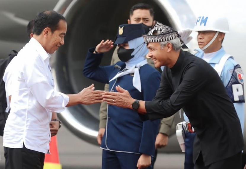 Gubernur Jawa Tengah (Jateng), Ganjar Pranowo menyambut kedatangan Presiden Joko Widodo (Jokowi) saat mendarat di Bandara Adi Soemarmo, Kabupaten Boyolali, Provinsi Jateng pada Kamis (6/4/2023). 