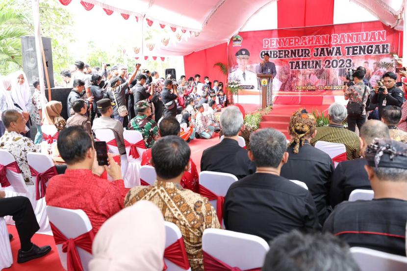 Gubernur Jawa Tengah (Jateng) Ganjar Pranowo menyerahkan bantuan keuangan sebesar Rp196,7 miliar kepada Pemerintah Kabupaten Grobogan dan berbagai kelompok masyarakat. 