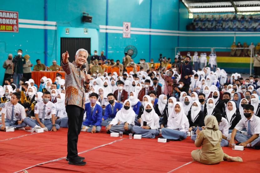Gubernur Jawa Tengah (Jateng) Ganjar Pranowo berbicara di depan siswa-siswi SMA dan SMK. 