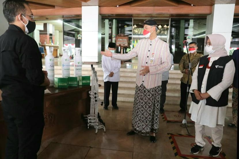 Gubernur Jawa Tengah menerima bantuan berbagai kebutuhan penanganan Covid-19 secara simbolis dari Dompet Dhuafa, di katornya, kamis (12/8).