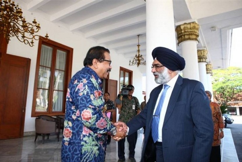 Gubernur Jawa Timur, Dr H Soekarwo (kiri) bertemu Duta Besar India untuk Indonesia, Gurjit Singh, di Surabaya, Jumat (22/6).  