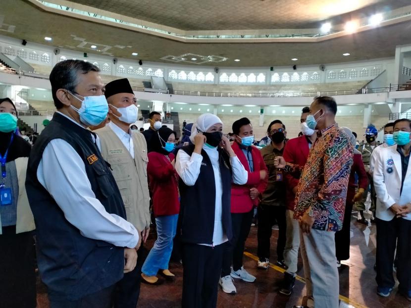 Gubernur Jawa Timur (Jatim) beserta jajarannya meninjau pelaksanaan vaksinasi di Dome UMM, Kota Malang, Senin (2/8). 