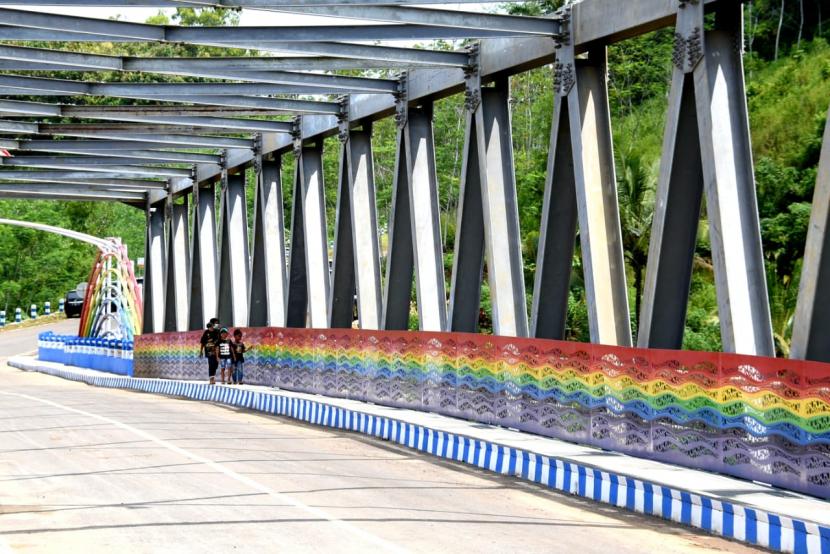 Gubernur Jawa Timur (Jatim) Khofifah Indar Parawansa baru saja meresmikan jembatan pelangi di Desa Srigonco, Kecamatan Bantur, Kabupaten Malang, Kamis (7/4/2022). Sarana ini akan mempermudah akses menuju pantai-pantai yang berada di Malang Selatan. 