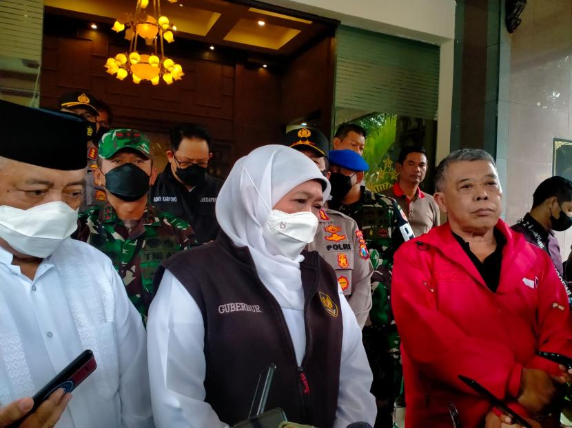 Gubernur Jawa Timur (Jatim), Khofifah Indar Parawansa memberikan keterangan pers terkait tragedi Stadion Kanjuruhan di Mapolres Malang, Ahad (2/10/2022). 