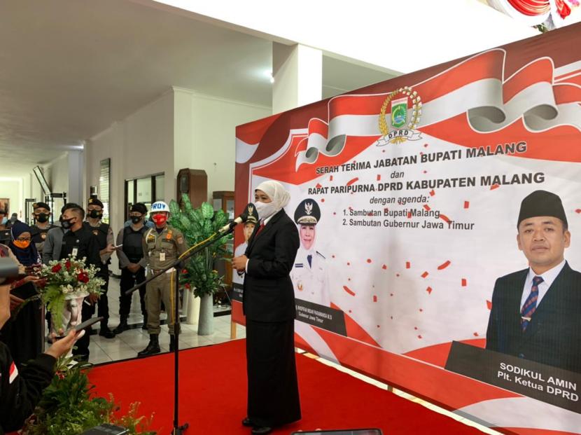 Gubernur Jawa Timur (Jatim), Khofifah Indar Parawansa memberikan sambutan di Gedung DPRD Kabupaten Malang, Senin (8/3).