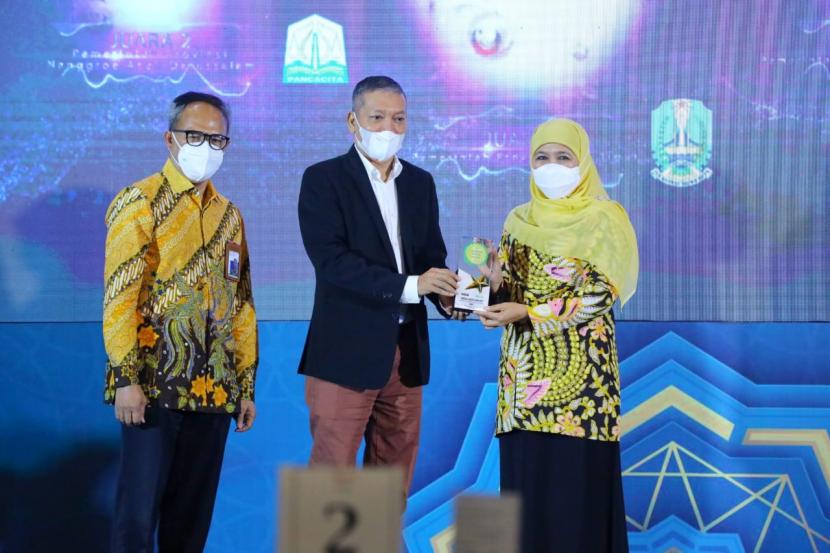 Gubernur Jawa Timur (Jatim) Khofifah Indar Parawansa menerima penghargaan dalam ajang Anugerah Adinata Syariah 2022. 