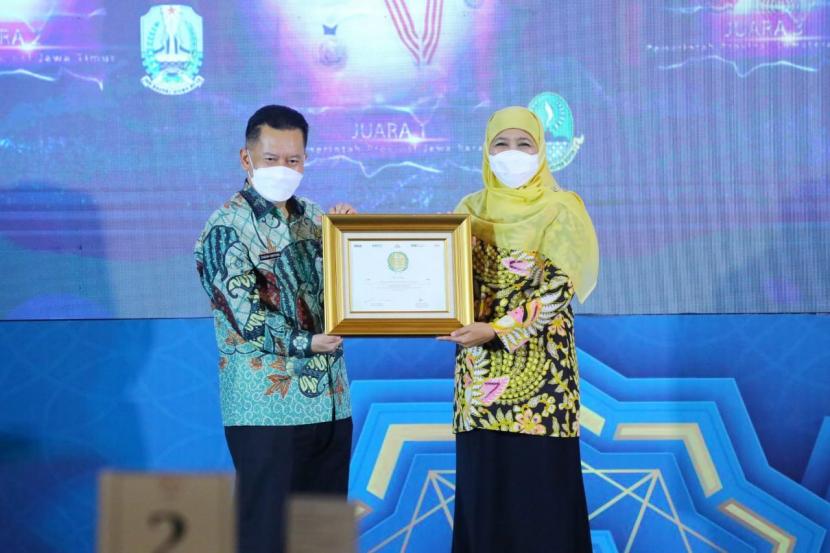 Gubernur Jawa Timur (Jatim) Khofifah Indar Parawansa menerima tiga penghargaan dalam ajang Anugerah Adinata Syariah 2022 di Jakarta, Kamis (14/4/2022).