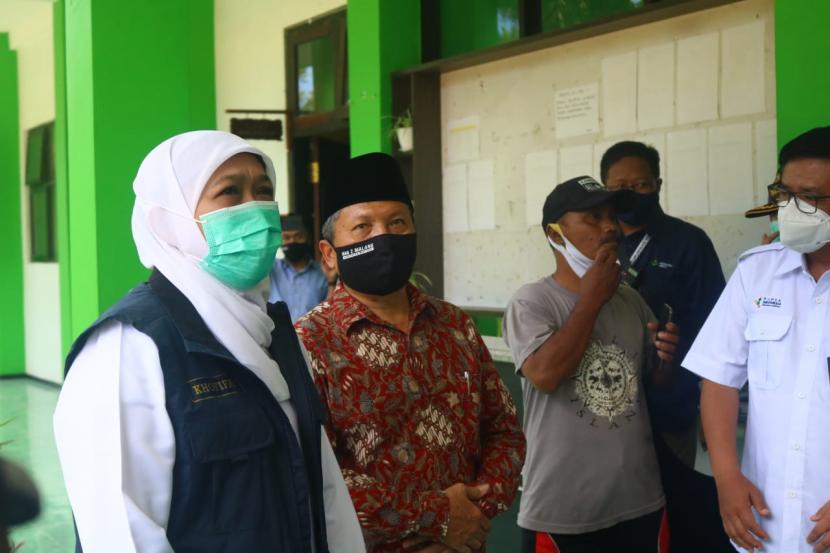 Gubernur Jawa Timur (Jatim), Khofifah Indar Parawansa meninjau lokasi terdampak gempa di Kabupaten Malang, Ahad (11/4). 