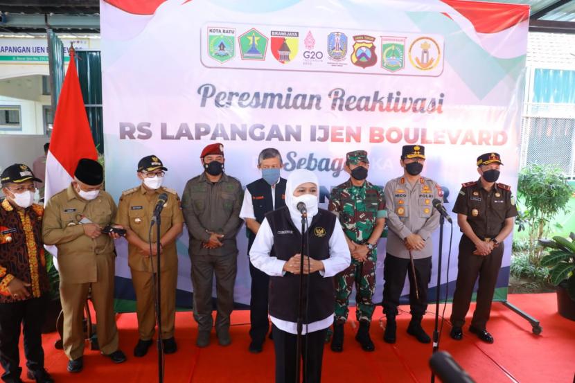 Gubernur Jawa Timur (Jatim), Khofifah Indar Parawansa meresmikan reaktivasi RS Lapangan Ijen Boulevard, Kota Malang, Selasa (8/2/2022).  
