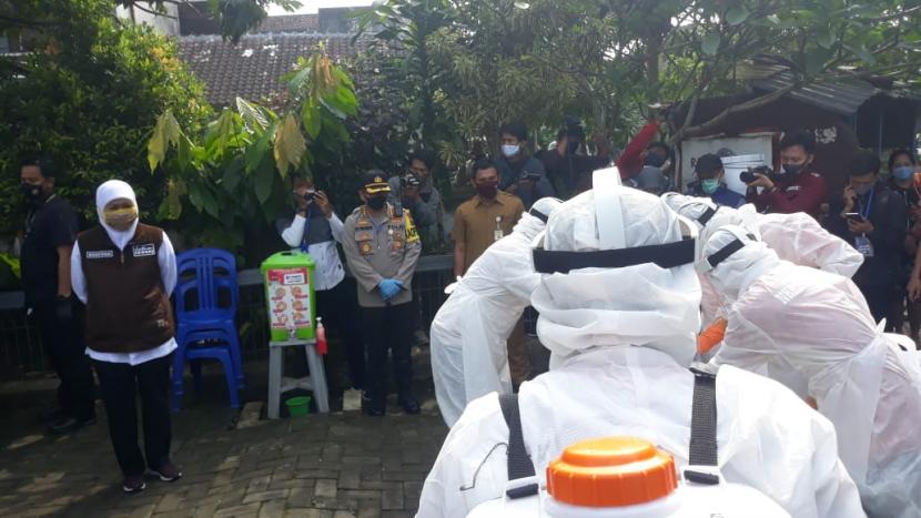 Gubernur Jawa Timur (Jatim), Khofifah Indar Parawansa saat mengunjungi salah satu kampung di Kecamatan Sukun, Kota Malang, Kamis (14/5).