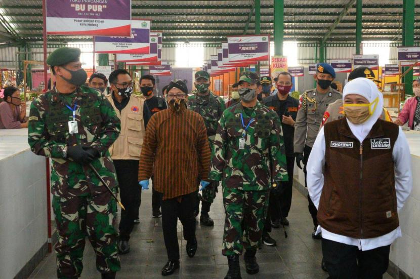 Gubernur Jawa Timur (Jatim), Khofifah Indar Parawansa saat meninjau Pasar Klojen, Kota Malang, Kamis (14/5). 