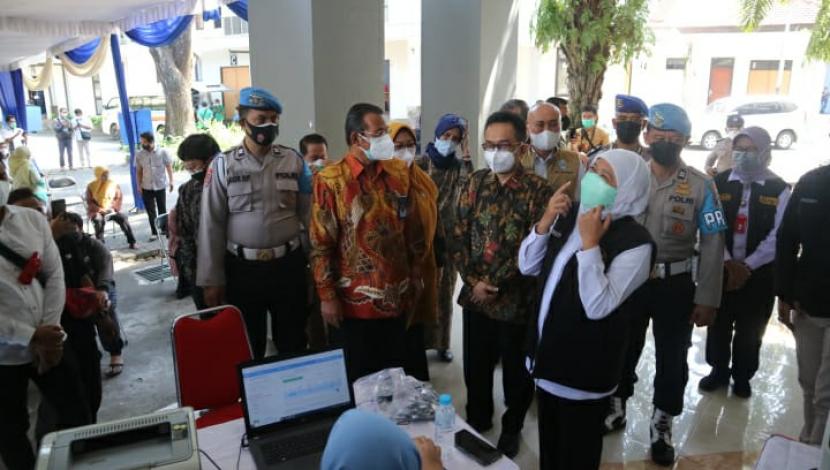 Gubernur Jawa Timur (Jatim)  Khofifah Indar Parawansa meninjau pelaksanaan vaksinasi di Universitas Brawijaya (UB), Kota Malang, Jumat (6/8).