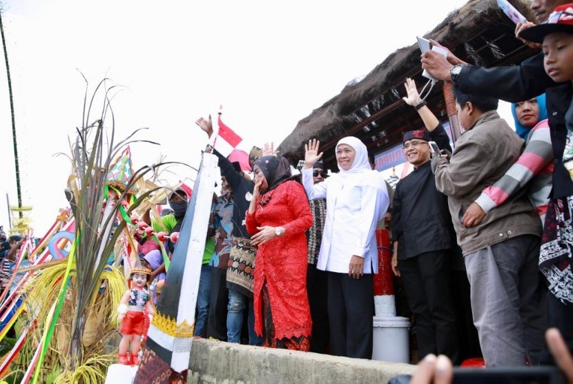 Gubernur Jawa Timur Khofifah Indar Parawansa dan Bupati Banyuwangi Abdullah Azwar Anas menghadiri tradisi Petik Laut di Dusun Pancer, Desa Sumberagung Kecamatan Pesanggaran, Ahad (8/9).