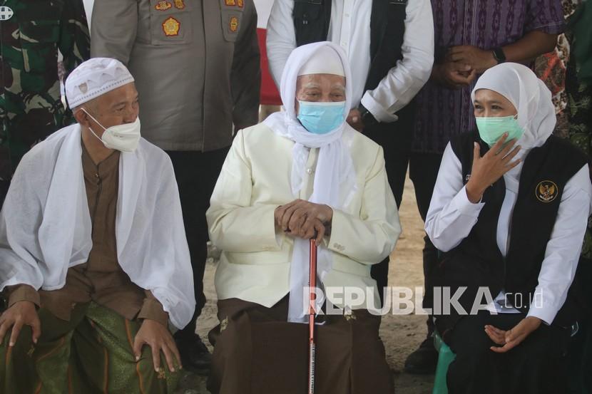 Gubernur Jawa Timur Khofifah Indar Parawansa (kanan) berbincang dengan pengasuh pondok pesantren Lirboyo KH Anwar Manshur (tengah) dan KH Abdullah Kafabihi Mahrus (kiri) saat meninjaun vaksinasi COVID-19 di Pondok Pesantren Lirboyo, Kota Kediri, Jawa Timur, Kamis (26/8/2021). Kunjungan gubernur Jatim di pondok pesantren besar tersebut guna memantau secara langsung Program Santri Herd Immunity melalui pemberian vaksin COVID-19 kepada santri berusia 12 tahun ke atas. 