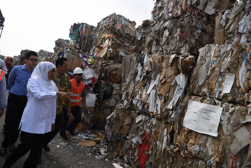 Gubernur Jawa Timur Khofifah Indar Parawansa (kedua kiri) mengamati tumpukan sampah kertas yang diimpor oleh sebuah perusahaan pabrik kertas sebagai bahan baku kertas di Mojokerto, Jawa Timur, Rabu (19/6/2019).